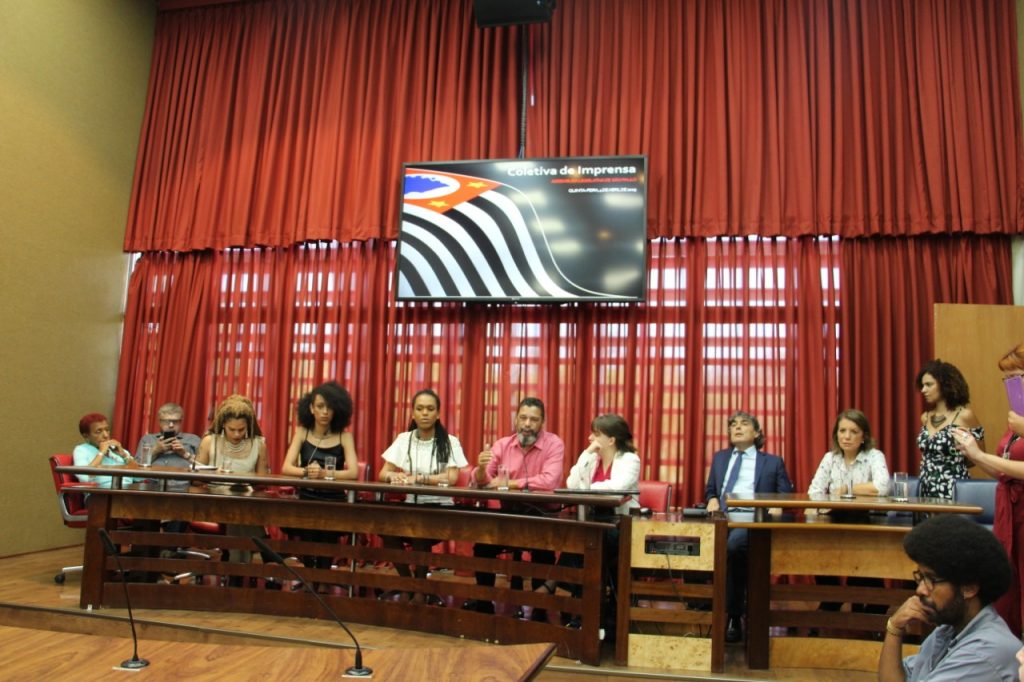 EM COLETIVA DE IMPRENSA, DEPUTADA TRANS ANUNCIA REPRESENTAÇÃO CONTRA DEPUTADO TRANSFÓBICO