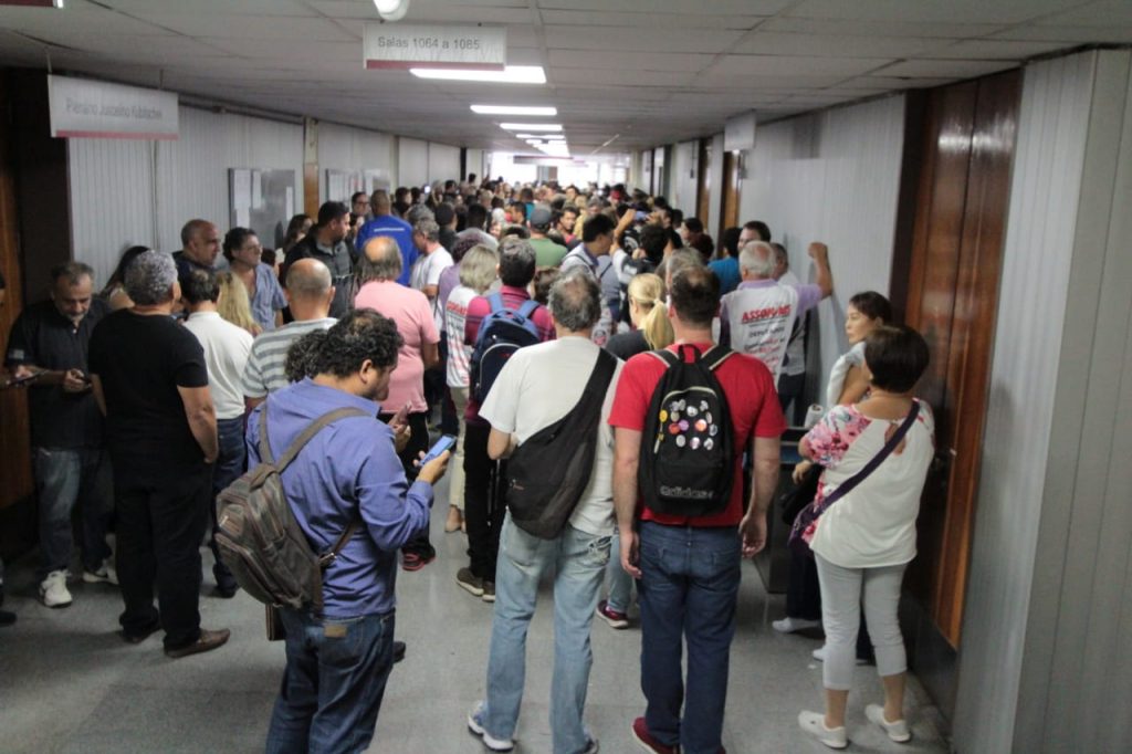 Servidores não arredam pé da Alesp