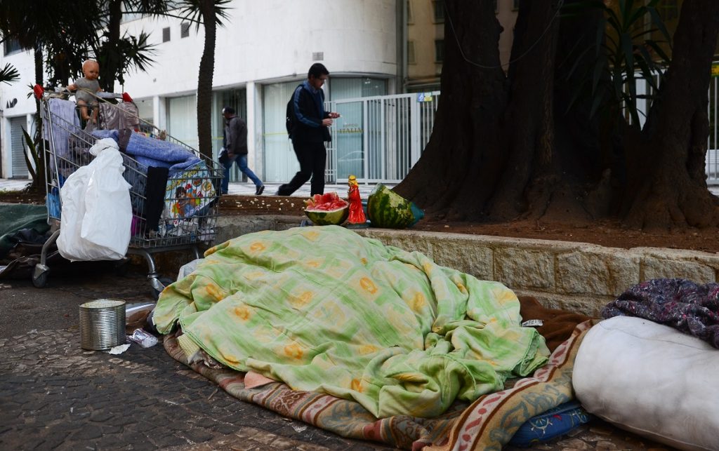 Medidas do governo contra coronavírus não protegem população de rua
