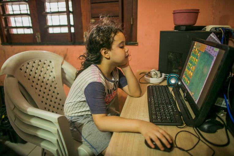 PL aprovado autoriza distribuição de notebooks para alunos e professores