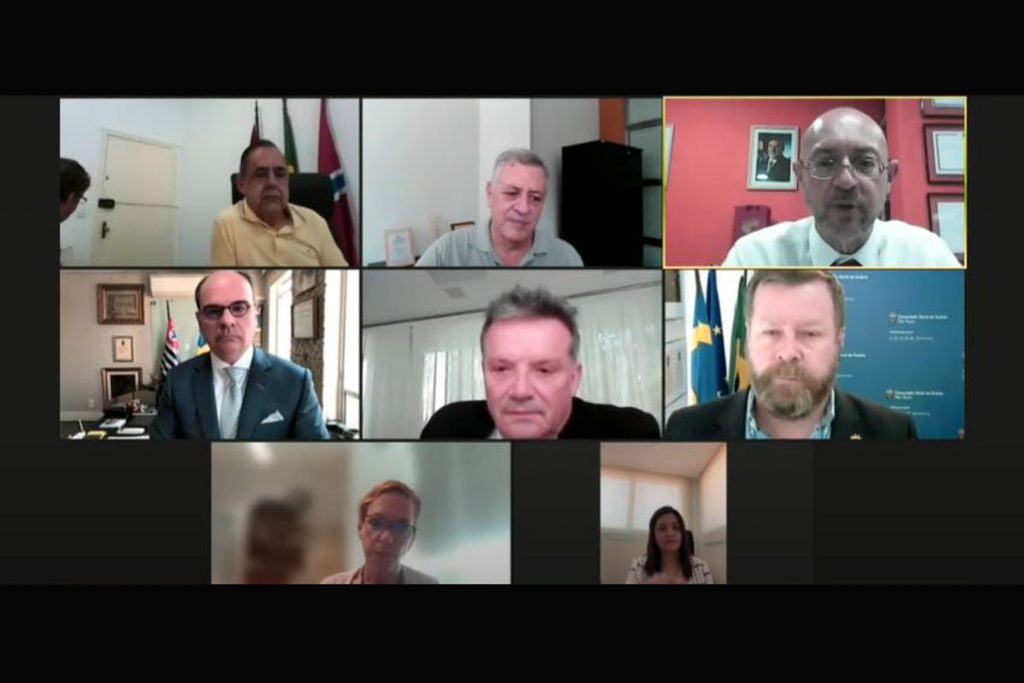 PT debate desenvolvimento regional com prefeitos e cônsules