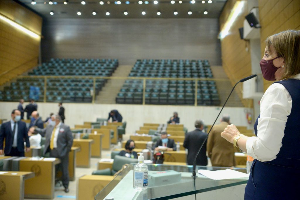 PT segue na defesa dos trabalhadores e dos serviços públicos PT segue na defesa dos trabalhadores e dos serviços públicos