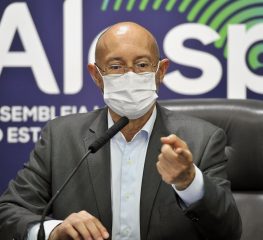 Fiorilo questiona 15 milhões de doses de Coronavac sem uso