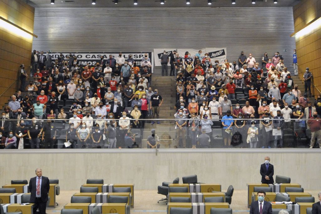 GOVERNISTAS REJEITAM VOTAÇÕES SEPARADAS DO REAJUSTE E DO PLANO DE CARREIRA DO MAGISTÉRIO 