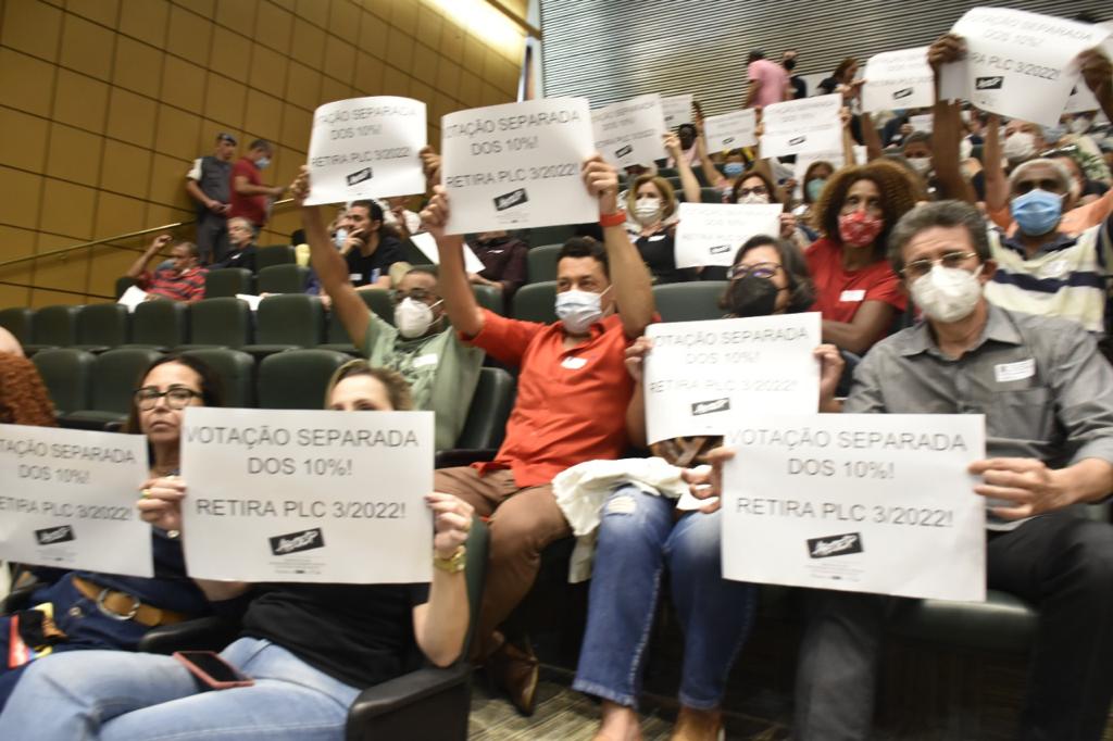 Oposição derrota governo Doria e votação do PLC 3 é adiada