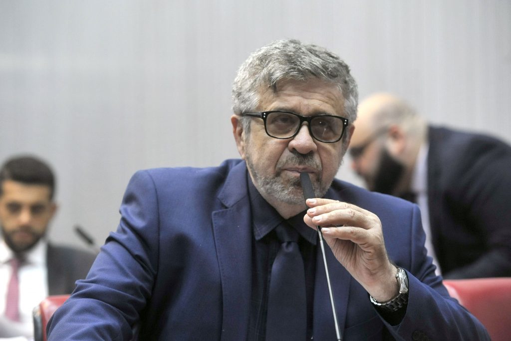 Comissão reúne-se sem quórum e serve de palanque governista