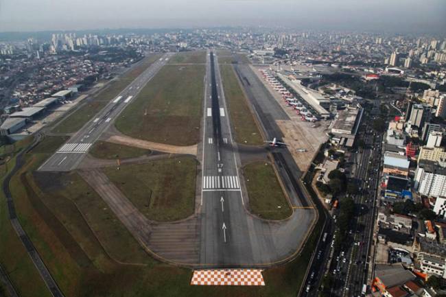 PT questionará falta de transparência no leilão do aeroporto de Congonhas PT questionará falta de transparência no leilão do aeroporto de Congonhas