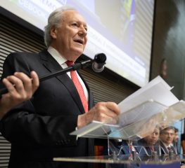 Homenageado, ministro diz que democracia exige que estejamos atentos e fortes