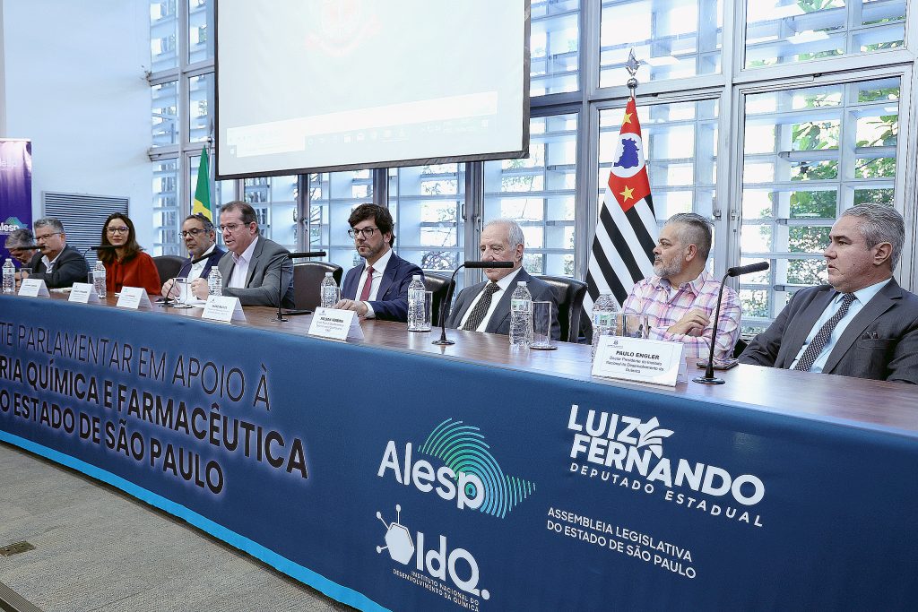 Petista lança frente em apoio à indústria química e farmacêutica