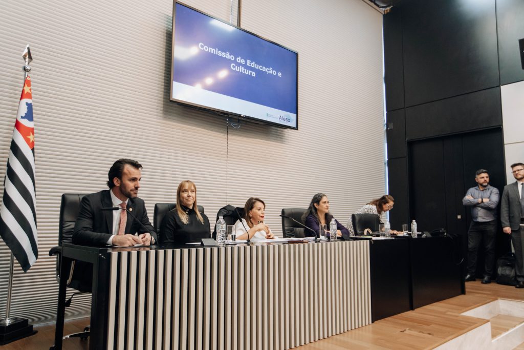 Secretária responde sobre recursos da Lei Paulo Gustavo e defende OS na cultura