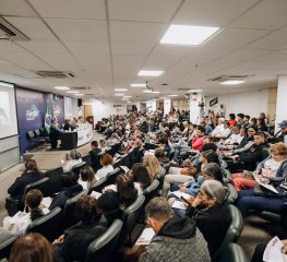 Audiência debate extinção dos livros didáticos nas escolas paulistas