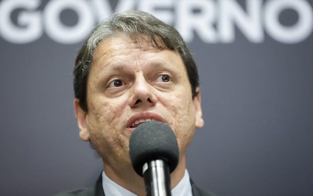 Tarcísio veta psicólogos e assistentes sociais nas escolas paulistas