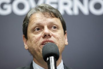 Tarcísio veta psicólogos e assistentes sociais nas escolas paulistas