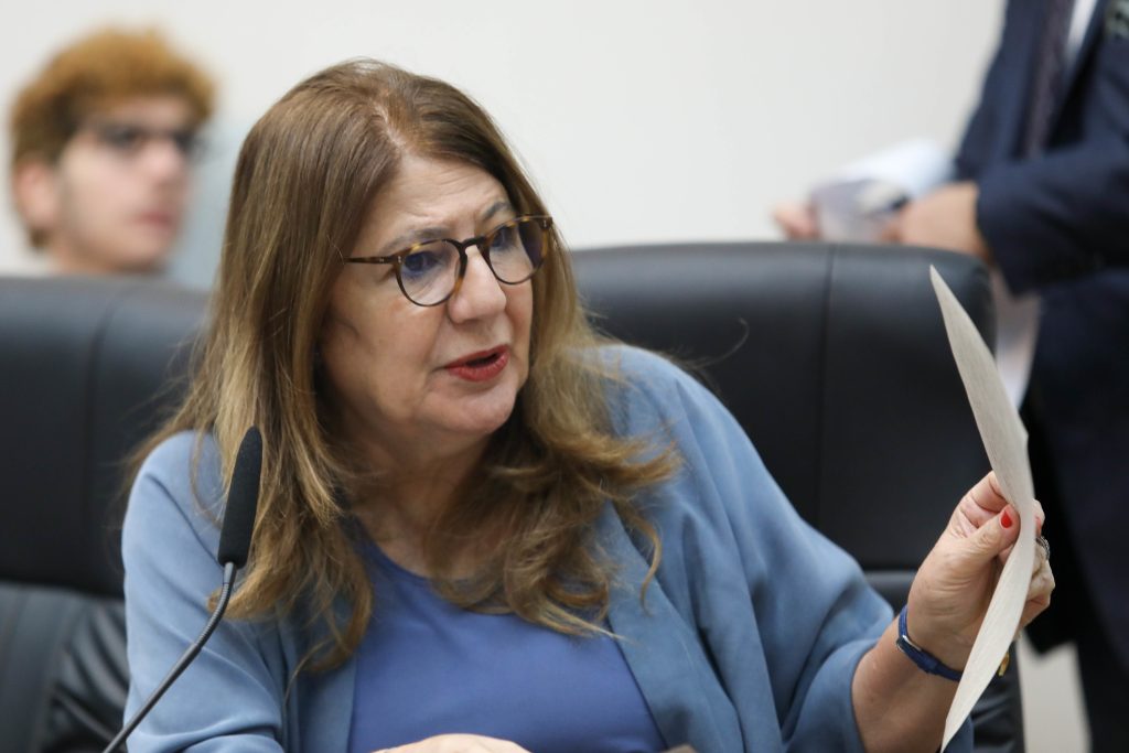 BETH SAHÃO REFUTA DEBATE IDEOLÓGICO SOBRE TRANSIÇÃO DE GÊNERO