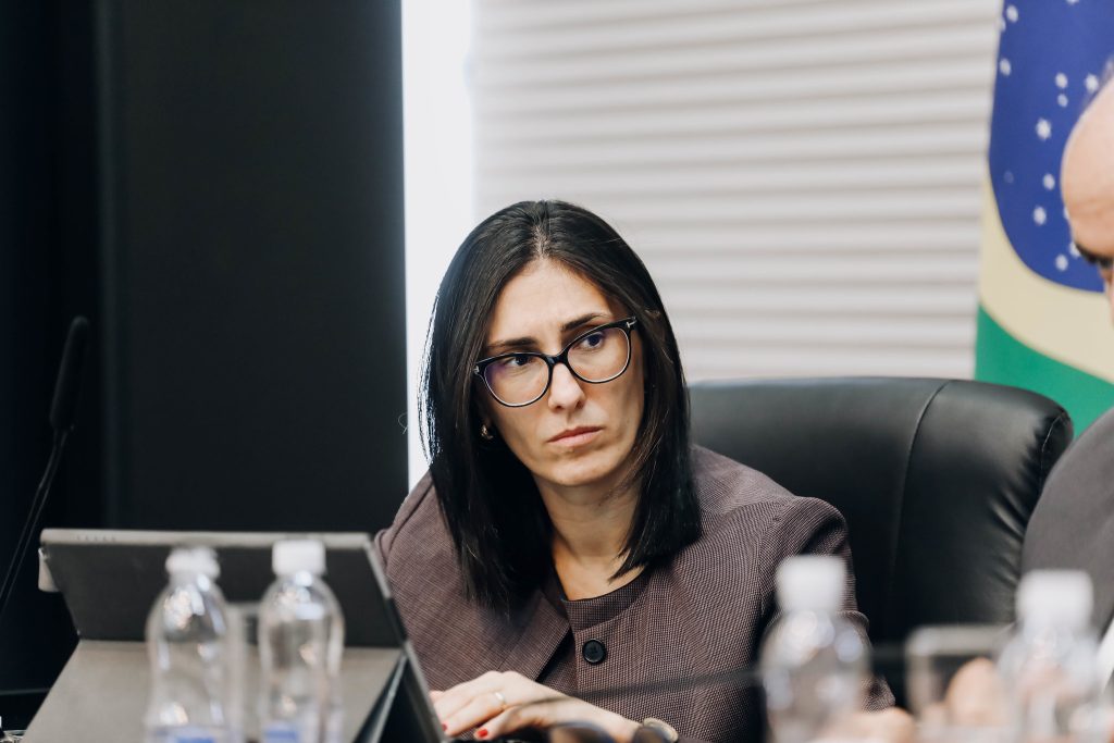 Secretária Natália Resende é questionada sobre aumento da tarifa de água