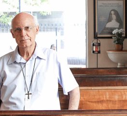 Força, padre Júlio!