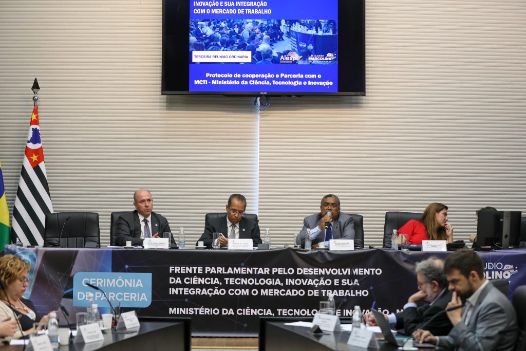 Frente promove cooperação inédita com Ministério de Ciência e Tecnologia