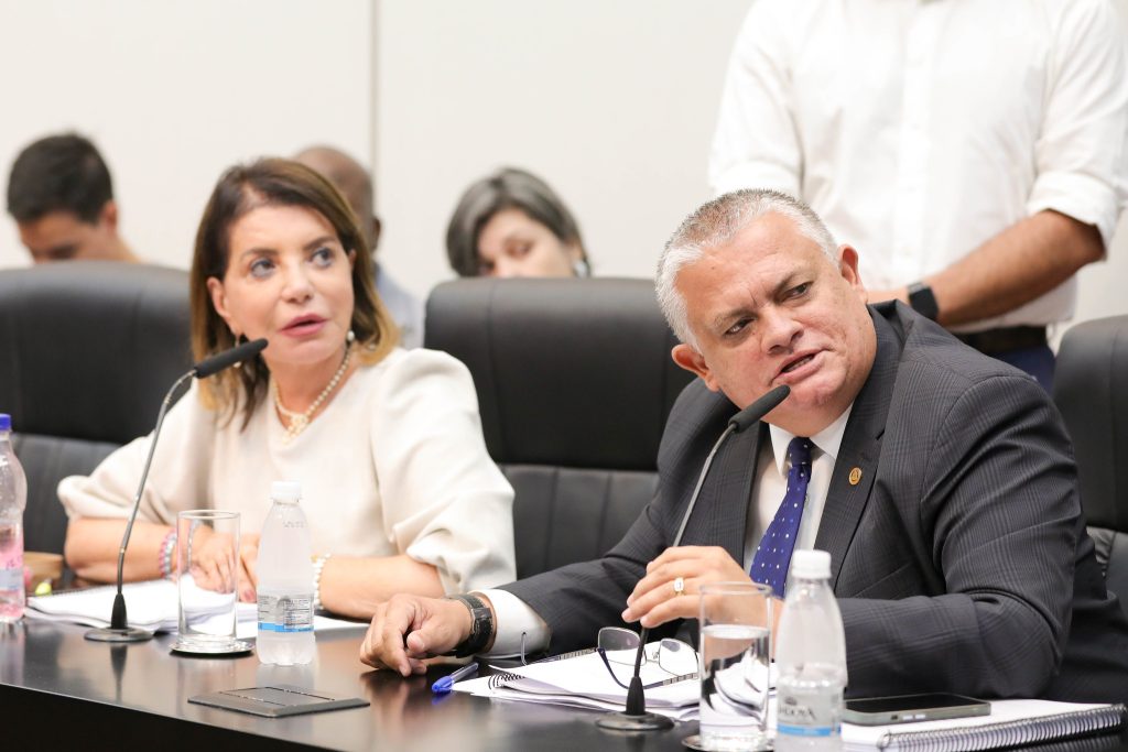 Base de Tarcísio atropela processo legislativo e ataca educação pública