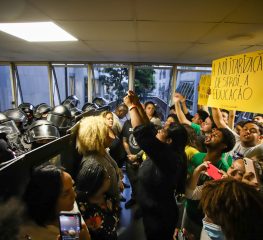 PM agride e detém estudantes enquanto Alesp aprova escola cívico-militar