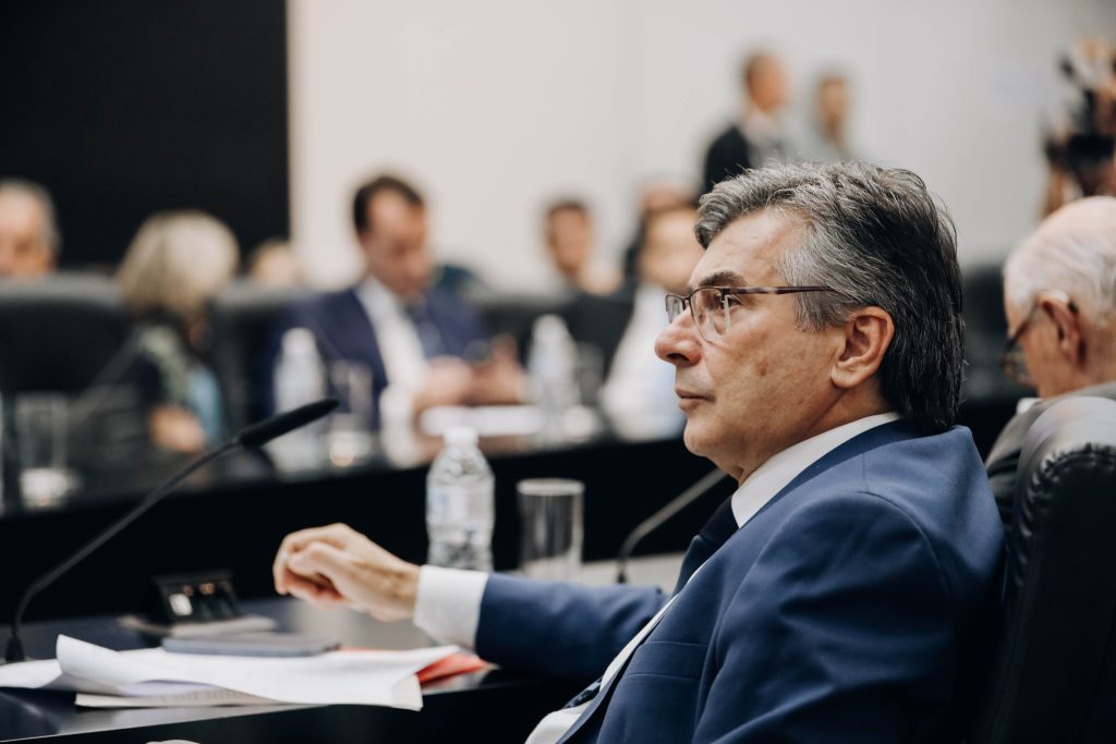 SIMÃO PEDRO QUESTIONA ARGUMENTO DO GOVERNO SOBRE LEI DA VENDA DE TERRAS PÚBLICAS