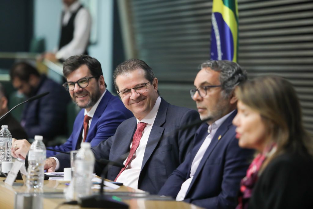 DEPUTADO LUIZ FERNANDO PROMOVE HOMENAGEM AOS 60 ANOS DA ABIQUIM