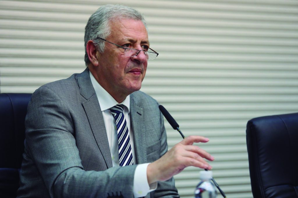 TARIFA ZERO E ALMOÇO GRÁTIS: QUEM PAGA A CONTA?