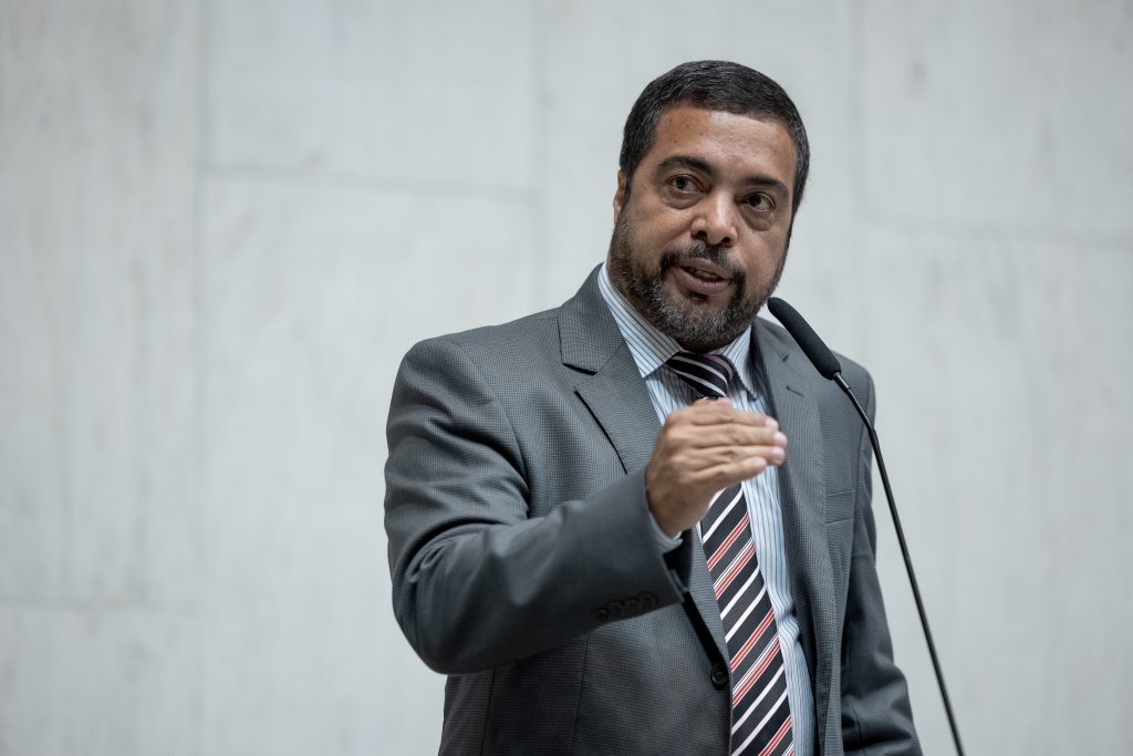 NA TRIBUNA, MARCOLINO DENUNCIA AGRESSÃO DE POLICIAL