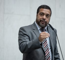 NA TRIBUNA, MARCOLINO DENUNCIA AGRESSÃO DE POLICIAL