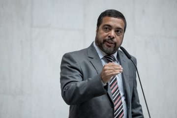 NA TRIBUNA, MARCOLINO DENUNCIA AGRESSÃO DE POLICIAL