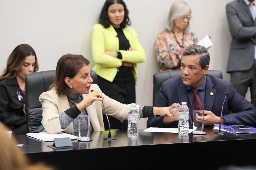 CCJR aprova PEC que reduz recursos da educação. Oposição resiste.