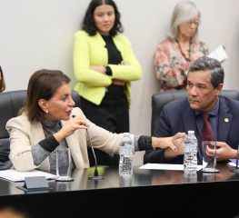 CCJR aprova PEC que reduz recursos da educação. Oposição resiste.