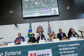 Professores e professoras são homenageados em sessão solene na Alesp