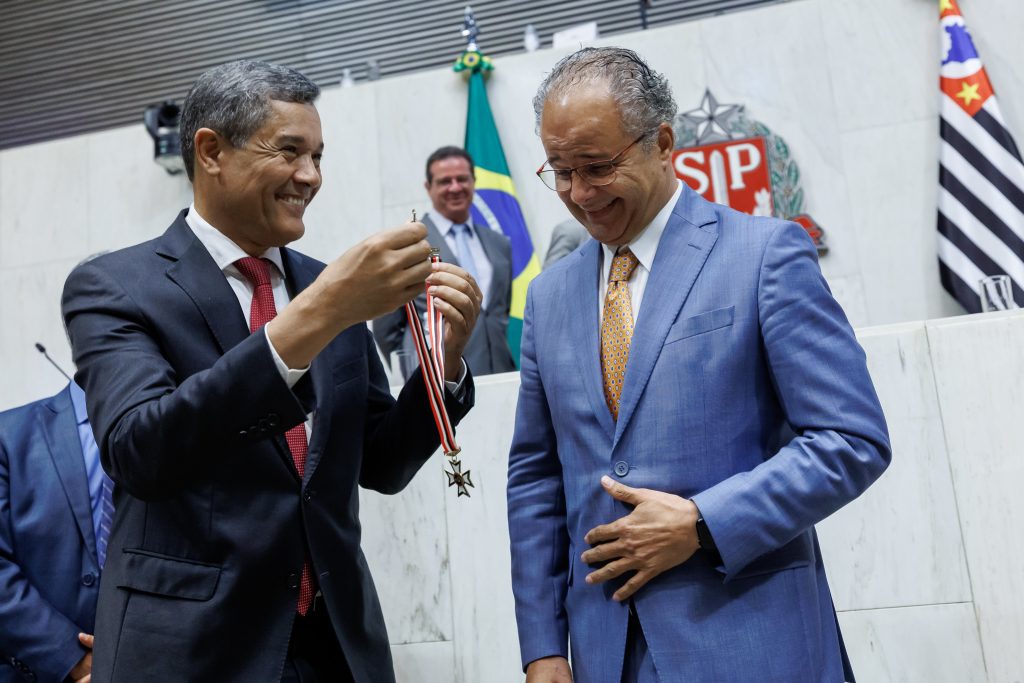 Reis homenageia Vicente Cândido, com Colar de Honra ao Mérito Legislativo