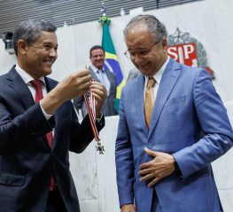 Reis homenageia Vicente Cândido, com Colar de Honra ao Mérito Legislativo