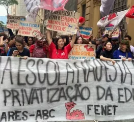 Tarcísio ignora protestos e leiloa o 1º lote para privatizar a construção de escolas em SP