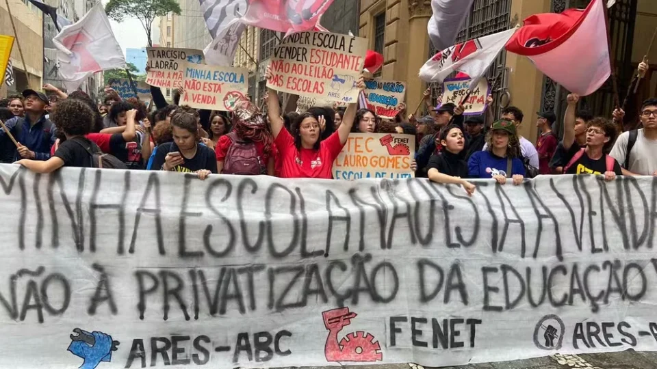 Tarcísio ignora protestos e leiloa o 1º lote para privatizar a construção de escolas em SP