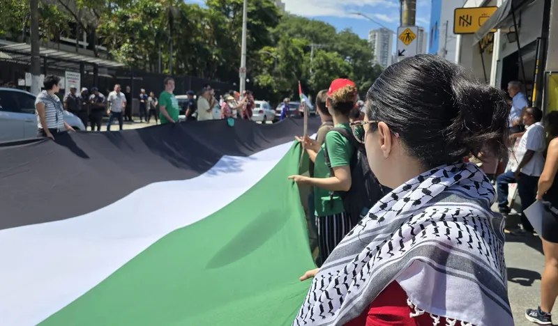 Com forte presença policial e intimidações, ato em SP repudia planos de Trump para Gaza
