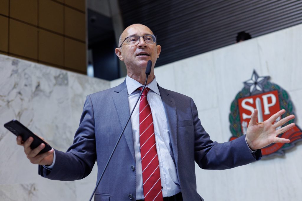 Deputado do PT protocola ação no Ministério Público contra Governador