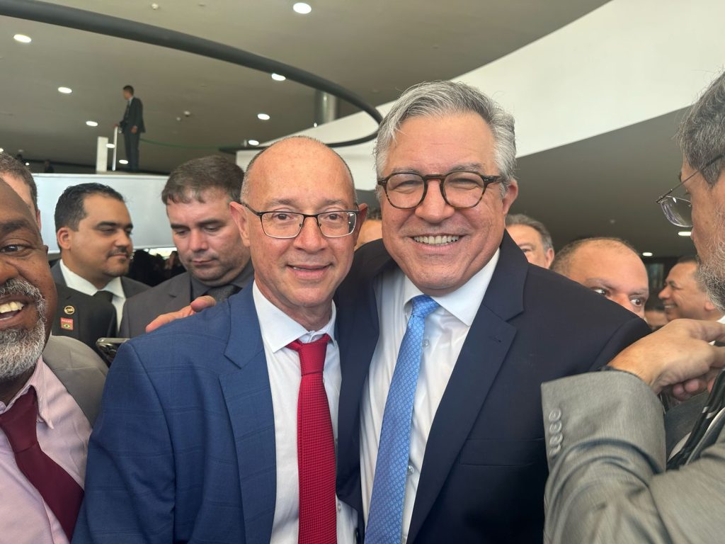 Líder prestigia posse de ministro e faz entrega do livro que resgata as quatro décadas do PT na Alesp