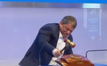 Oposição protocola pedido de impeachment do governador Tarcísio de Freitas