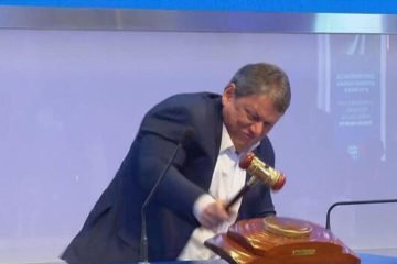 Tarcísio de Freitas promove desmonte da pesquisa científica em São Paulo