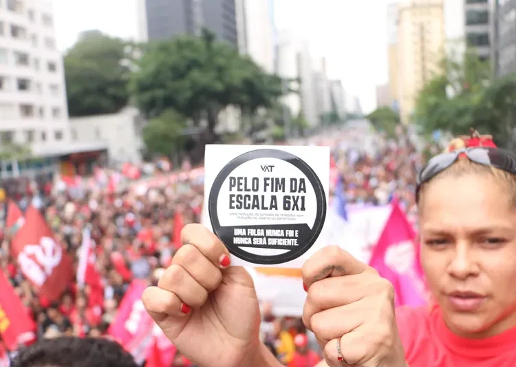 Movimentos populares promovem plebiscito sobre escala 6×1 e reforma tributária