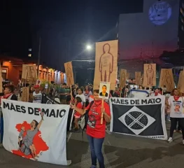 Cordão da Mentira faz ‘Desfile para Adiar o Fim do Mundo’, em São Paulo, no aniversário de 61 anos do golpe militar