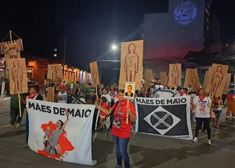 Cordão da Mentira faz ‘Desfile para Adiar o Fim do Mundo’, em São Paulo, no aniversário de 61 anos do golpe militar