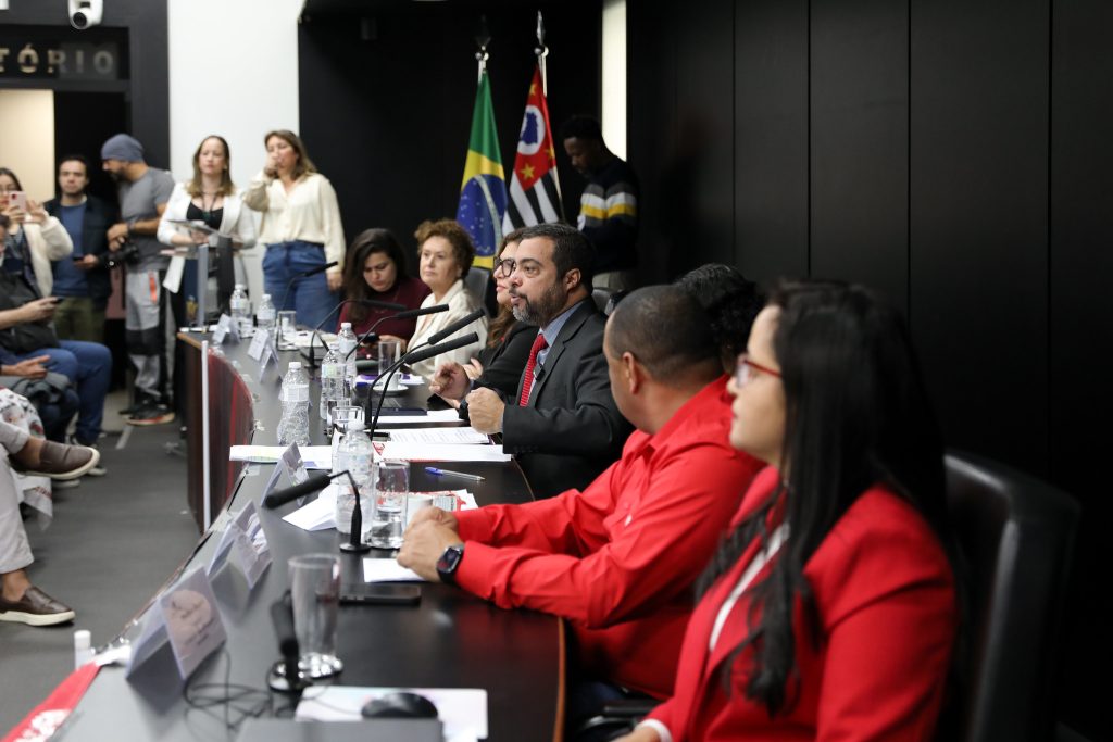 Audiência Pública denuncia fechamento de 280 agências e precarização do trabalho.