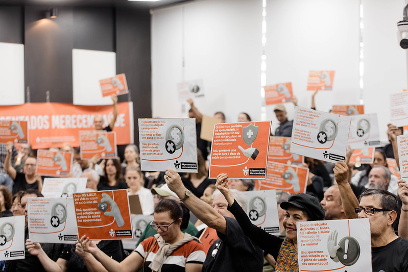 Banco Itaú suprime subsídio e coloca em risco plano de saúde de aposentados